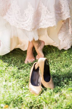 Ayakkabı ile çimenlerin üzerinde yalınayak gelin