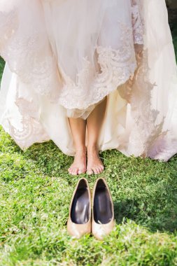 Ayakkabı ile çimenlerin üzerinde yalınayak gelin