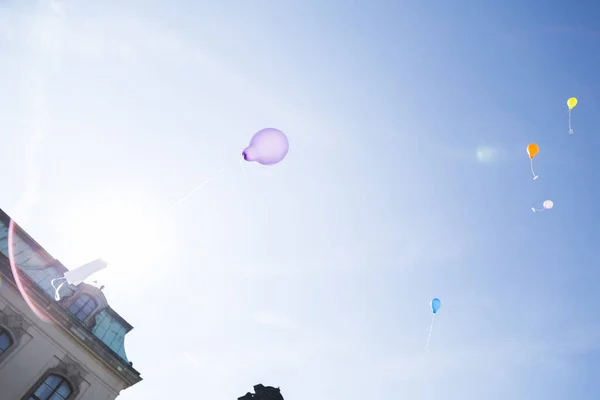 Ballonger flyger på blå himmel — Stockfoto