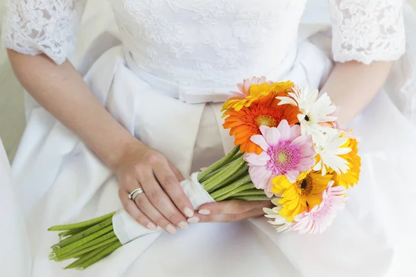 Nevěsta s barva svatební kytice — Stock fotografie