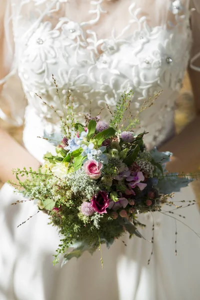 Braut mit Brautstrauß — Stockfoto