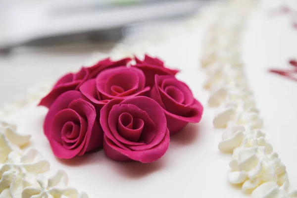 Wedding cake with decoretion from cream roses — Stock Photo, Image