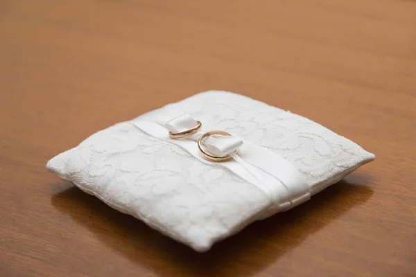 레이스 베개에 결혼 반지 — 스톡 사진
