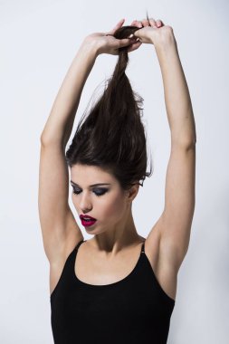 Seksi güzel genç şehvetli slim fit esmer siyah gövde iç çamaşırı saçlı kadın elinde