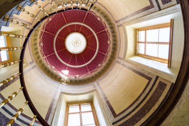 Kubbe altında döner merdiven