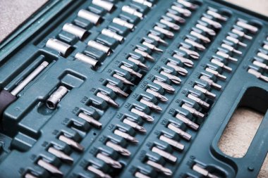 Tornavida için metal başkanları yeşil kutuda ayarla