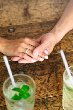 Genç çiftin Nikah yüzükleri ile elele