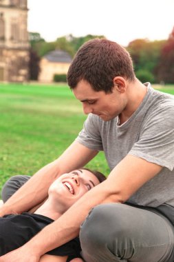 Genç güzel battaniye çimenlerin üzerinde çift