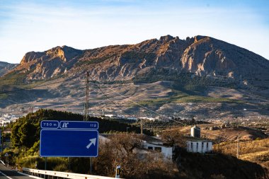 Dağlar Sierra Nevada önünde İspanyol Otoban