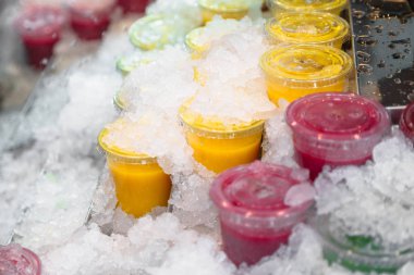 Buz plastik bardaklarda taze meyve suları
