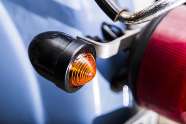 Stop lambası eski kirli retro motosiklet üzerinde kapatın