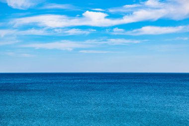 Mavi gökyüzü ve denizin birleştirilmesi panorama