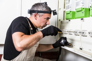 Sigorta kutusunu veya anahtar kutusu elektrikçi onarım ve önlemler
