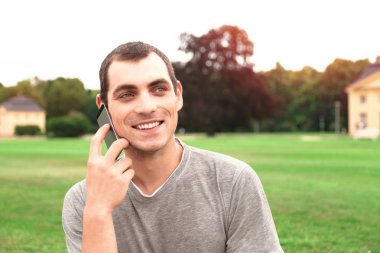Park dışında cep telefonunda genç işadamı