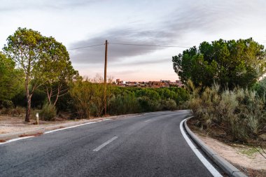 Boş asfalt yol mesafe şehre lider