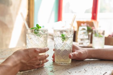 İki kadeh bardaklarda beyaz payet ve nane ile