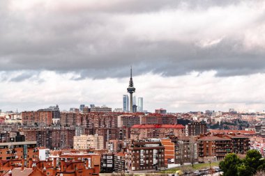 Yerleşim alanı ve kışın Madrid gökdelenler