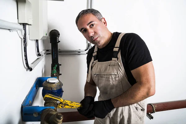Klempner repariert metallische Wasserleitungen mit Manometer — Stockfoto