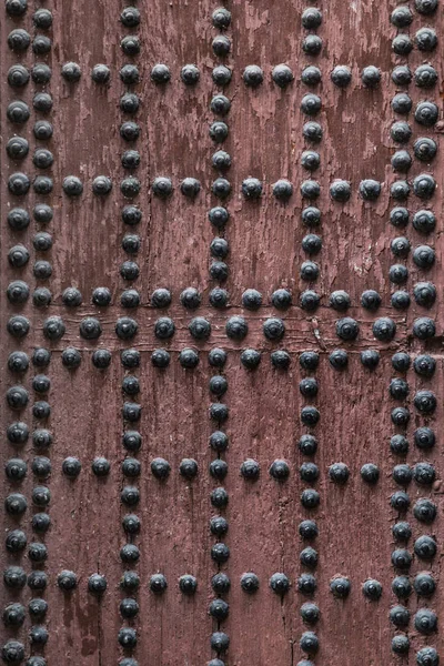 Porta de madeira com rebites de ferro em Madrid — Fotografia de Stock