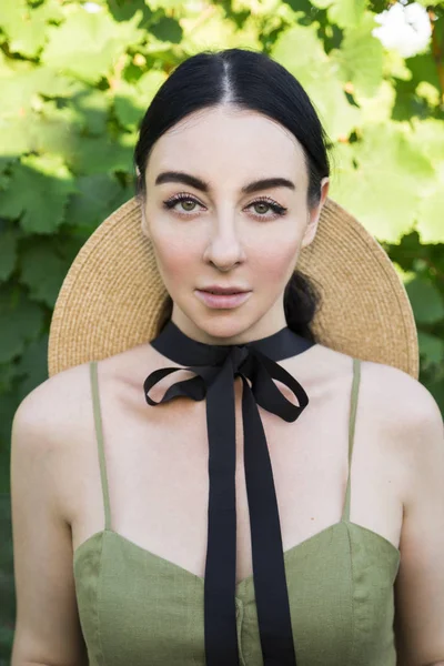 Portrait de jeune fille attrayante avec un maquillage lumineux — Photo