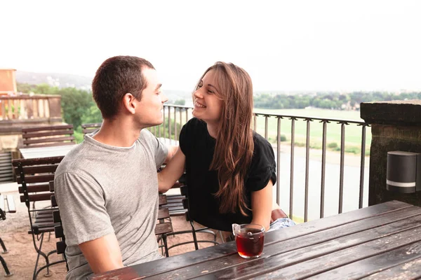 Paar sitzt zusammen und trinkt einen Tee und lächelt — Stockfoto
