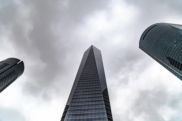 Rascacielos de cristal en el distrito financiero de Madrid — Foto de Stock