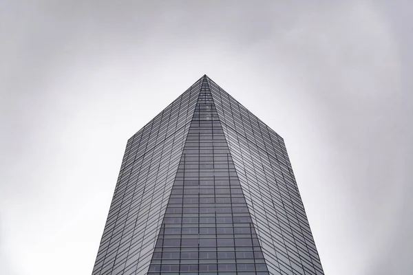 Arranha-céu de vidro no distrito financeiro de Madrid — Fotografia de Stock