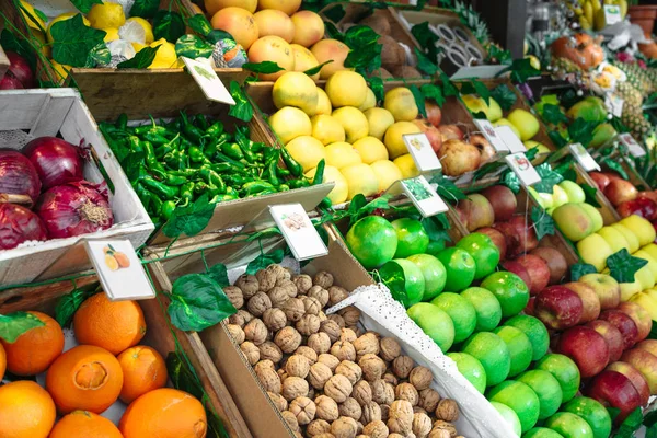 Markette taze renkli meyve çeşitleri