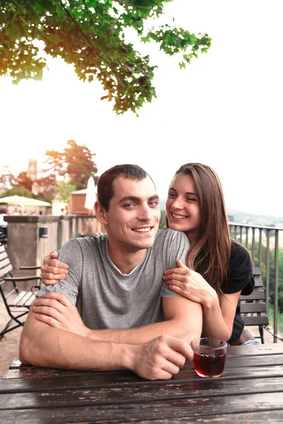 Unga vackra paret dela te på trädgårdsbord — Stockfoto