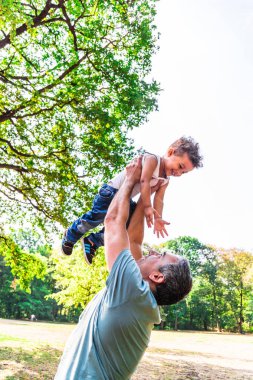 Baba çocuğunu hava atma. Mutlu çocukluk.