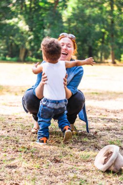 Onunla eğlenmek için açık çalışan anne Cath mutlu oğul
