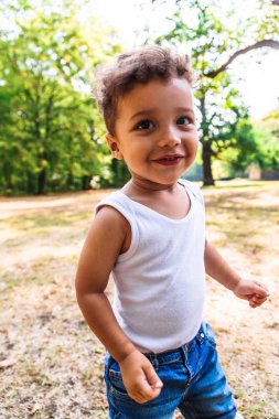 Açık kameraya gülümseyen mutlu latin Amerika veya afro çocuk