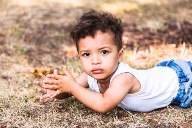 Küçük çocuk parkı açık yere onun karnına döşeme