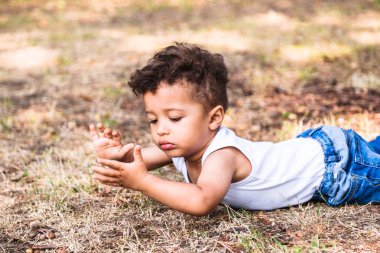 Küçük çocuk parkı açık ve elle oynama zeminde döşeme