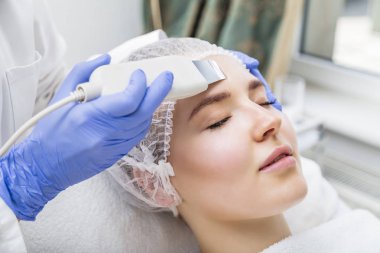 Kozmetik uzmanı kuaförde ultrason temizleme işlemi yapıyor.