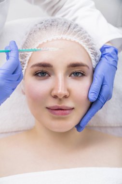 Genç kadın hasta estetik ameliyat oluyor.