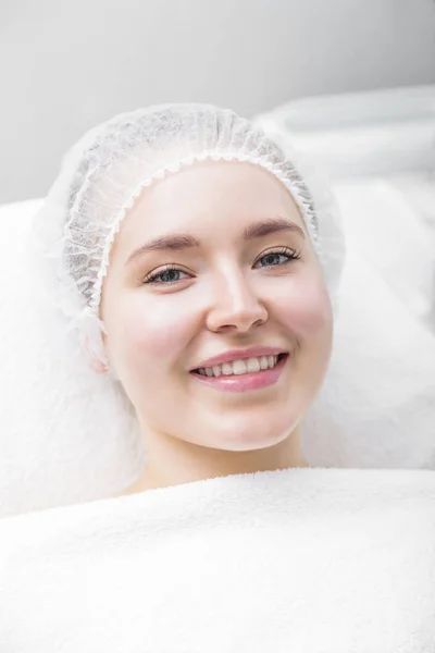 Kvinna väntar på förfarande i cosmetology center — Stockfoto