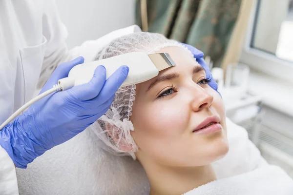 Kosmetolog wykonuje zabieg ultradźwiękowego czyszczenia w salonie — Zdjęcie stockowe