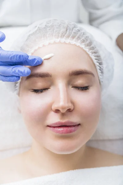 Kobieta w salonie piękności na twarzy leczenie — Zdjęcie stockowe