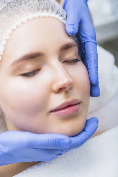 Młoda kobieta coraz twarzy masaż w salonie kosmetycznym — Zdjęcie stockowe