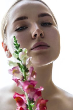 Güzel kız parlak kokulu nsapdragon çiçek renkli