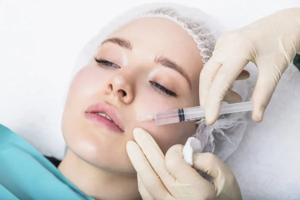 Cosmetic injection to womans lips in salon — Stock Photo, Image