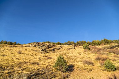 Endülüs, Ispanya 'da Kuru Çim ve mavi gökyüzü ile tepe