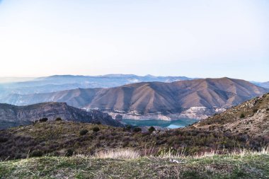 Karlı dağlar ve göl ile Sierra Nevada panoramik görünümü