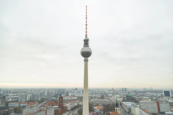 Torre de televisão Fernsehturm no centro da praça — Fotografia de Stock