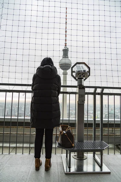Mulher perto de Fernsehturm Television Tower em Berlim, Alemanha — Fotografia de Stock