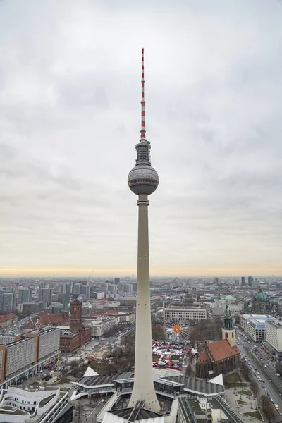 Torre de televisión Fernsehturm en el centro de la plaza — Foto de Stock