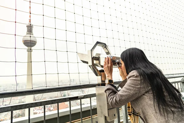 Menina olha para a torre de TV de Berlim de binóculos — Fotografia de Stock