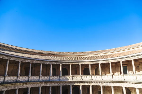 Arena im palast carlos 5 in alhambra-komplex in granada, spanien — Stockfoto