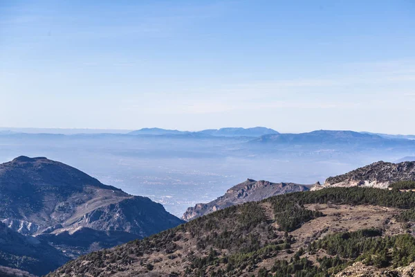 Paesaggio con cielo blu e montagne in Sierra Nevada, Spagna — Foto Stock